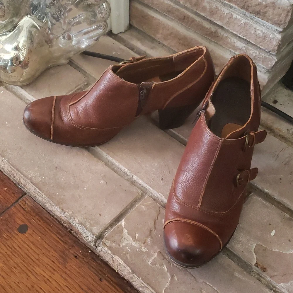 BØC Brown Leather Two Buckle Booties Size 8.5